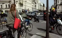 Lo sợ lây lan dịch COVID-19, nhiều người dân Pháp lựa chọn xe đạp