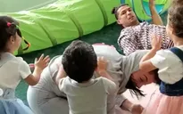 Ronaldo bị các nhóc tì "tấn công" để bảo vệ bạn gái Georgina