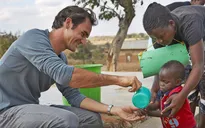 Ấn tượng với số tiền Roger Federer đã làm từ thiện chỉ trong năm 2020