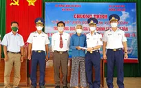 Cảnh sát biển hỗ trợ ngư dân khó khăn do dịch COVID-19