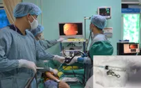 Bé 4 tuổi vào viện cấp cứu vì nuốt phải móc đồ chơi