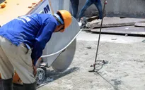 Dùng lưỡi cắt kim cương đục trần nhà 8B Lê Trực