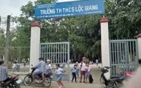 Bực mình vì chờ lâu, phụ huynh dùng mũ bảo hiểm đánh cô giáo bất tỉnh