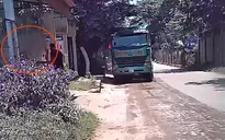 Tài xế xe chở cát quá tải ở Thanh Hóa: "Không làm luật thì chạy làm sao được?"