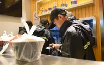 Dịch vụ giao đồ ăn trực tuyến làm gia tăng rác thải nhựa