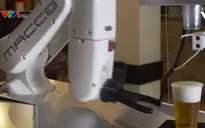 Robot chuyên... rót bia tại Tây Ban Nha