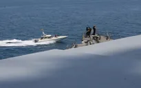 Mỹ cảnh báo tàu nước ngoài tránh xa tàu chiến Mỹ 100m