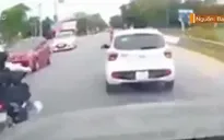 VIDEO: Xe máy vượt ẩu tông trúng bà lão đi bộ sang đường