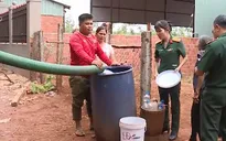 Quân đội hỗ trợ nước sinh hoạt cho đồng bào vùng biên giới