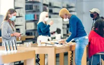 Khách hàng phải đeo khẩu trang và đo thân nhiệt nếu muốn vào Apple Store