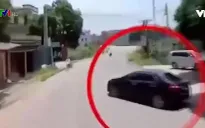 Ô tô quay đầu ẩu suýt gây tai nạn