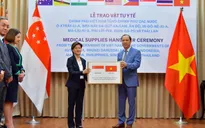 Việt Nam trao tặng Singapore bộ xét nghiệm COVID-19 và khẩu trang kháng khuẩn