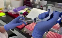 Đừng dựa vào vaccine để kiểm soát dịch COVID-19!