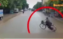 Điều khiển xe loạng choạng vì say rượu, người đàn ông suýt mất mạng