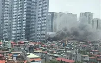Kịp thời dập tắt đám cháy tại khu nhà tạm ở Hoàng Mai