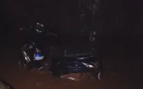 Xe lún sâu, ách tắc giao thông do cát trên đồi tràn xuống đường