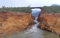 VIDEO: Nước rút hết, đập chứa nước bị vỡ trơ lỗ hổng khổng lồ