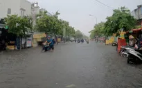TP.HCM: Mưa lớn nhiều tuyến phố biến thành sông, người dân vật lộn di chuyển