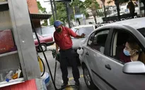Venezuela xem xét nâng giá xăng dầu