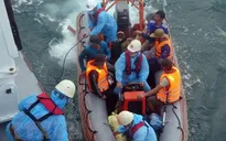 Chìm tàu cá, 13 thuyền viên được cứu sống