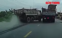 Xe tải vượt ẩu, va vào ô tô khác suýt gây họa cho người đi xe máy