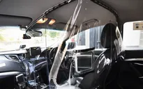 Singapore thử nghiệm tấm chắn trên taxi ngừa COVID-19