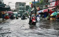 Nhiều khu vực ở TP.HCM chìm trong biển nước sau cơn mưa lớn chiều 30/5
