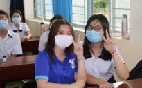 Học sinh háo hức đến trường sau thời gian dài nghỉ do dịch COVID-19