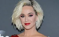 Katy Perry hoãn đám cưới vì đại dịch, không biết sinh con khi nào