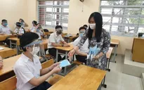 Học sinh đi học đeo khẩu trang, không nhất thiết phải đeo kính chắn giọt bắn