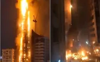 Chung cư 48 tầng ở UAE bốc cháy dữ dội trong đêm