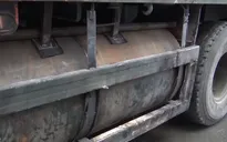 Gắn thùng xăng dầu phụ dưới gầm rơ moóc để buôn lậu qua biên giới