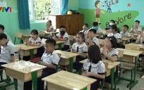 Học sinh tiểu học tại TP.HCM đi học trở lại