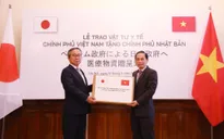 Trao tượng trưng hỗ trợ vật tư y tế tặng Chính phủ, nhân dân Nhật Bản