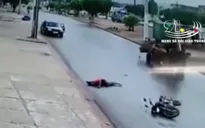Phóng xe máy "bạt mạng", nam thanh niên đâm trực diện vào máy xúc
