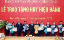 Trao Huy hiệu Đảng cho đảng viên Đảng bộ Văn phòng Chính phủ