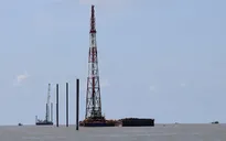 Cà Mau di dời 4 trụ điện gió trên cửa biển Gành Hào