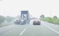 Tránh ô tô con chỗ chuyển làn ẩu, xe đầu kéo phanh "cháy lốp"