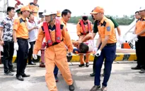 Vụ tàu cá va chạm tàu hàng: Đưa hai thuyền viên và một thi thể về bờ
