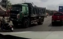 Người phụ nữ suýt chui gầm xe tải vì sang đường ẩu