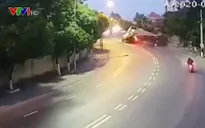 Vào cua cực "gắt", xe đầu kéo lật nhào xuống đường