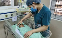 Bé sơ sinh bị bỏ rơi dưới hố ga đã tỉnh, tiên lượng dè dặt