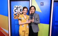 Đan Lê bắt tay Kim Tử Long nhận cúp Ơn giời! Cậu đây rồi