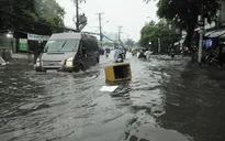 TP.HCM ngập sâu sau cơn mưa lớn, người xe bì bõm lội nước