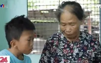Bé trai khuyết tật mồ côi lớn lên cùng điệu hò và vườn rau của bà ngoại
