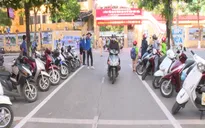 Phụ huynh chen lấn, đỗ xe tràn lòng đường khi đón con: Làm sao để giải quyết?