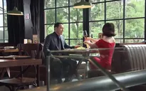 Đừng bắt em phải quên - Tập 15: Ngân thẫn thờ phát hiện chồng hẹn hò riêng với "em gái mưa"