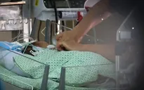 Loay hoay tìm người giám hộ cho cháu bé bị bỏ rơi ở hố ga