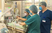 Bé sơ sinh bị bỏ rơi dưới hố ga tiếp tục thở máy, xẹp phổi bên trái