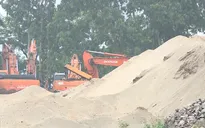 "Cát tặc" đút túi hàng tỷ đồng mỗi tháng từ hút cát trộm
